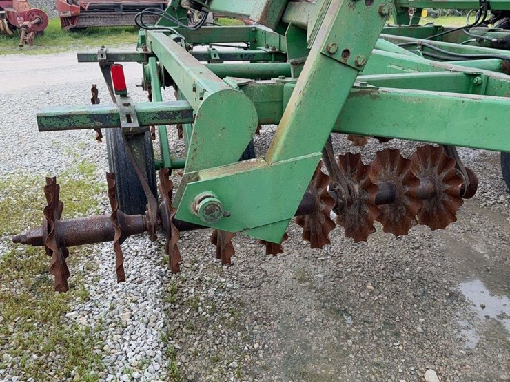 john-deere-335-image-13