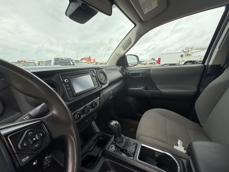 2018-toyota-tacoma-sr5-image-15