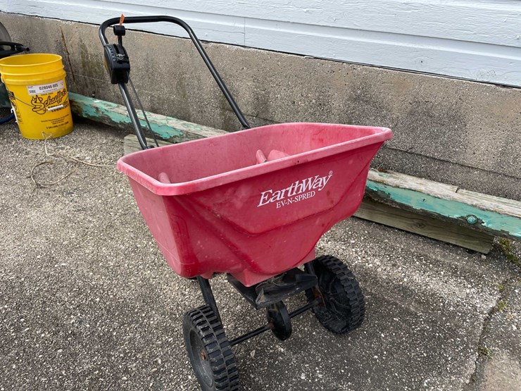 #4187-•-seed-spreader-image-1
