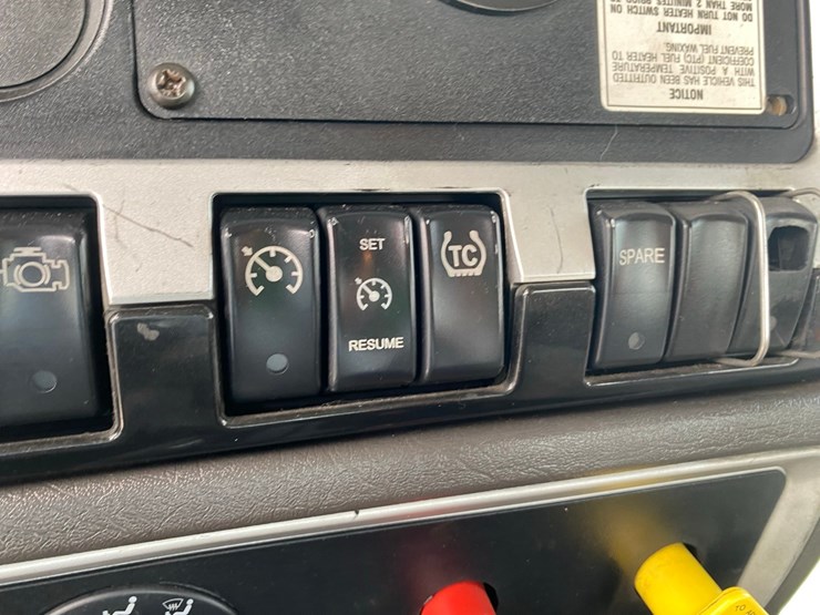 2014-kenworth-t400-single-axle-day-cab-semi-tractor-image-67