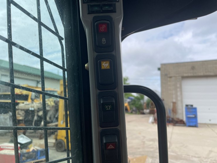 2019-new-holland-c232-image-30