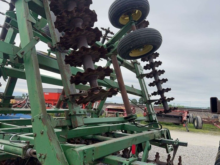 john-deere-335-image-10