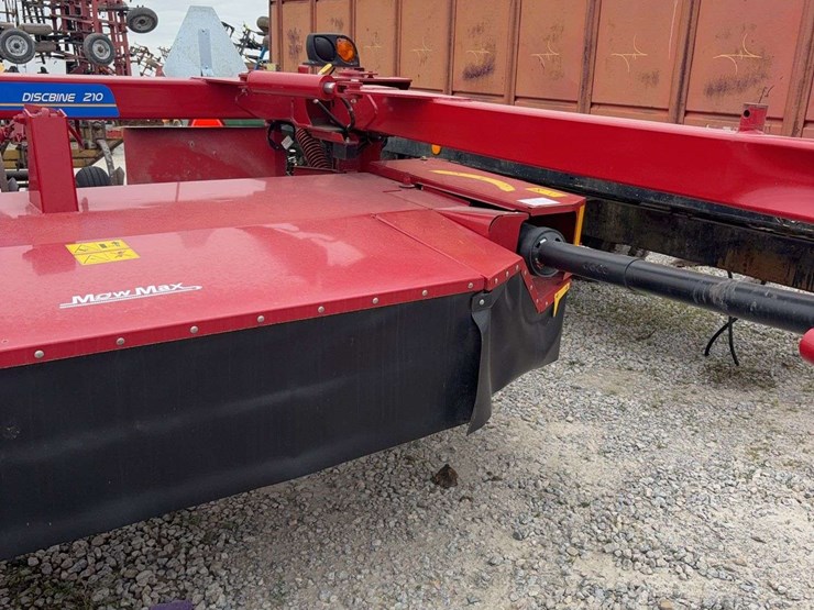 2022-new-holland-210-image-4