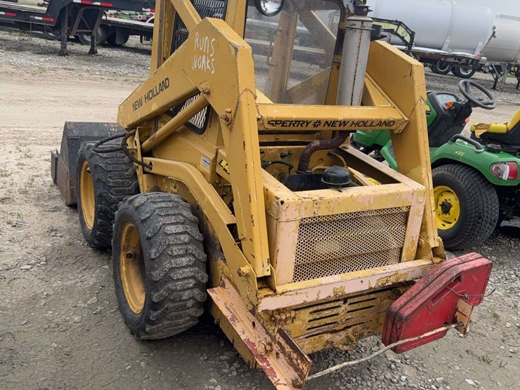 new-holland-l425-image-4
