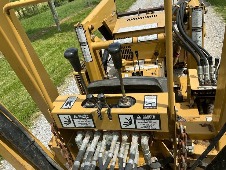 #121-•-2014-magnatrac-mh-7000-crawler-loader-image-33