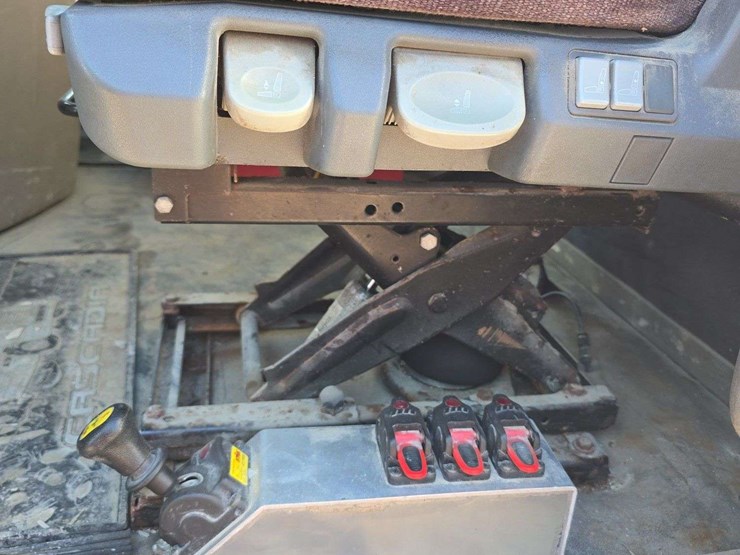 2014-freightliner-cascadia-125-image-11