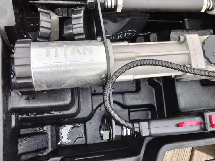 #153-•-titan-gas-operated-post-driver-w/case-image-5