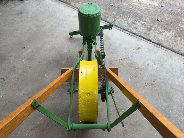 john-deere-deere-&-mansur-co.-hand-push-planter-image-7