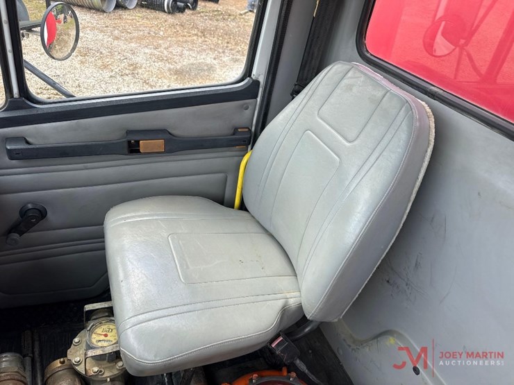 2001-freightliner-fl70-image-29