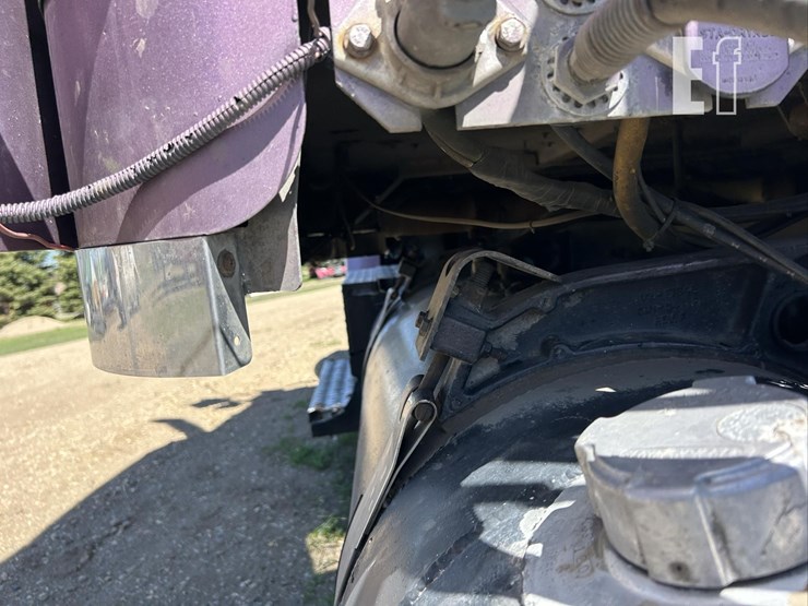 2000-freightliner-fld120-image-33