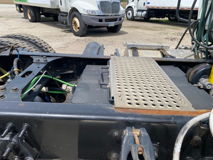 2019-international-lt625-day-cab-semi-tractor-image-15