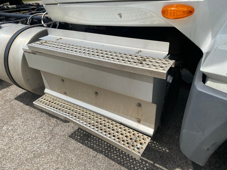2019-international-lt625-day-cab-semi-tractor-image-55