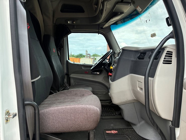 2019-peterbilt-579-image-8