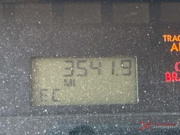 2001-freightliner-fl70-image-37