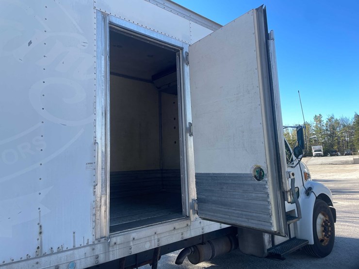 #4198-•-2005-sterling-box-truck-image-108