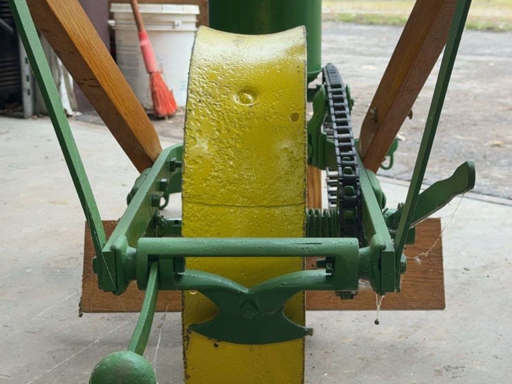 john-deere-deere-&-mansur-co.-hand-push-planter-image-8