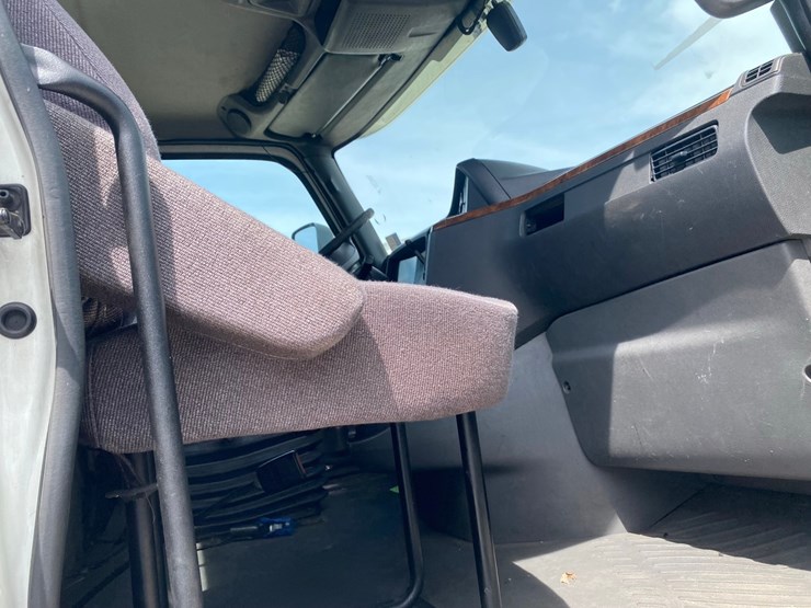 2019-international-lt625-day-cab-semi-tractor-image-60
