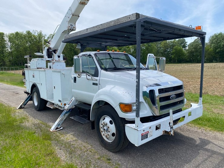 2008-ford-f-750-bucket-truck-image-11