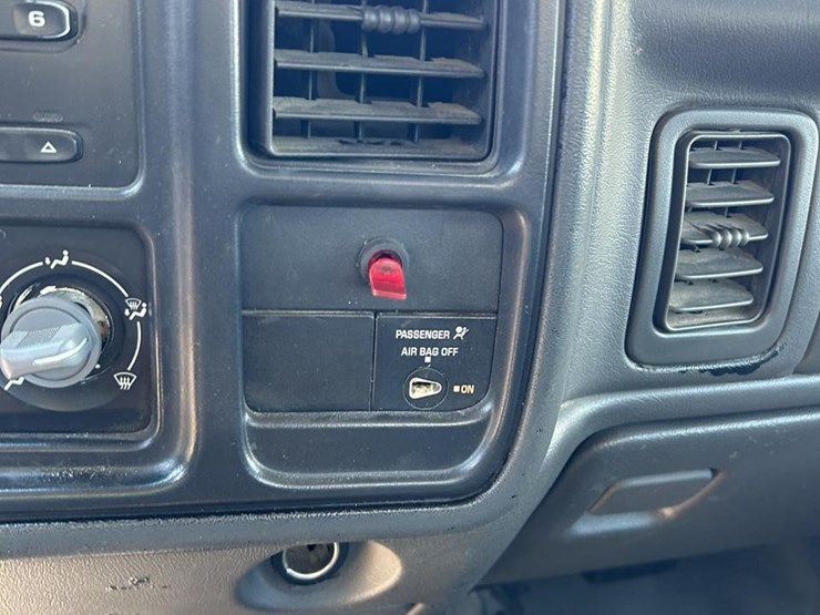 2005-gmc-3500-image-21