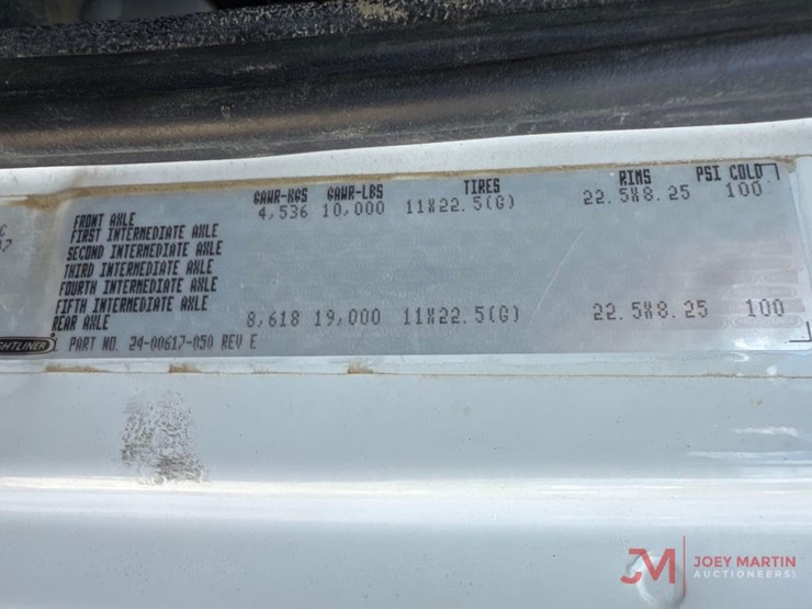 2001-freightliner-fl70-image-38