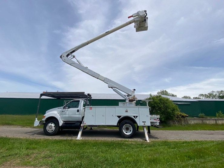 2008-ford-f-750-bucket-truck-image-1