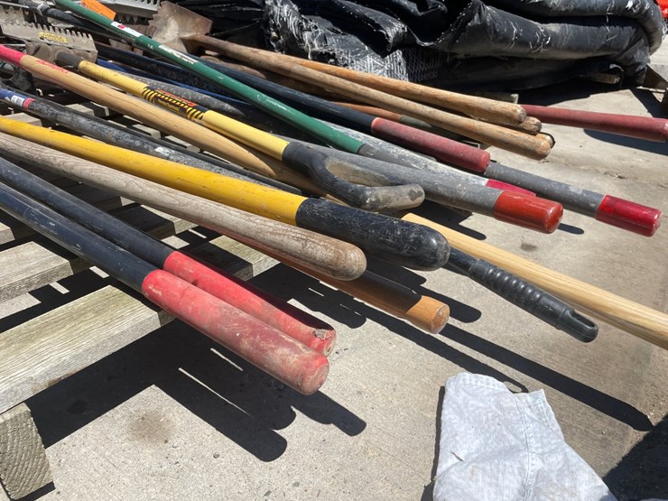 #6084-•-pallet-of-handled-tools-image-2