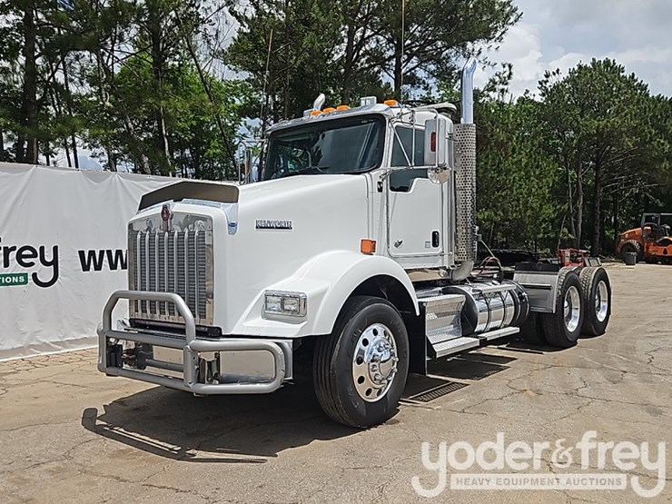 2020-kenworth-t800-image-1