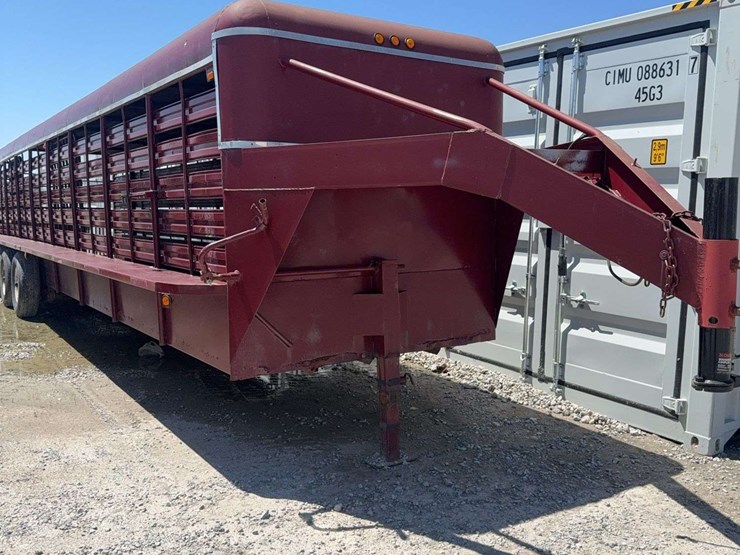 2003-gooseneck-livestock-trailer,-32ft,-2-cut-gates,-triple-axel,-wood-floor,-vin#-td259200,-butterfly-tailgate-image-2
