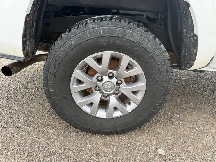 2018-toyota-tacoma-sr5-image-10