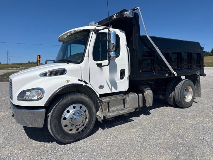 2020-freightliner-m2-106-image-1