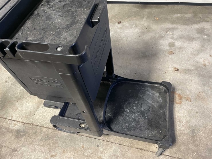 #5513-•-rubbermaid-cart-image-7