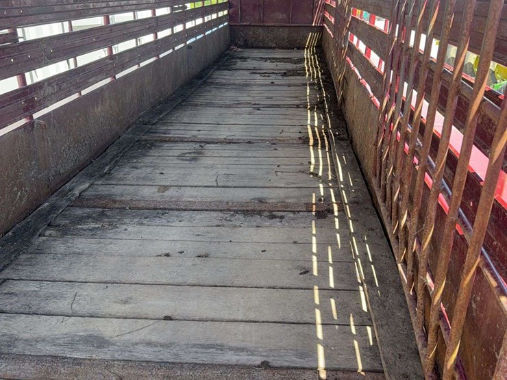 2003-gooseneck-livestock-trailer,-32ft,-2-cut-gates,-triple-axel,-wood-floor,-vin#-td259200,-butterfly-tailgate-image-7