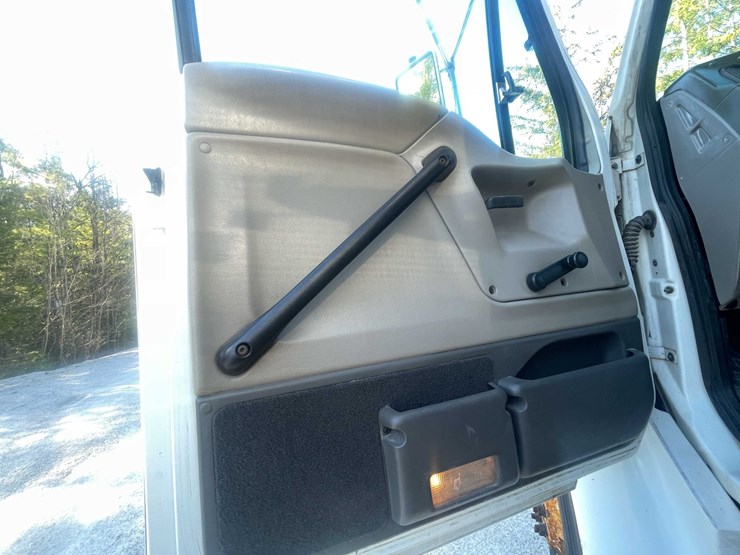 #4198-•-2005-sterling-box-truck-image-56