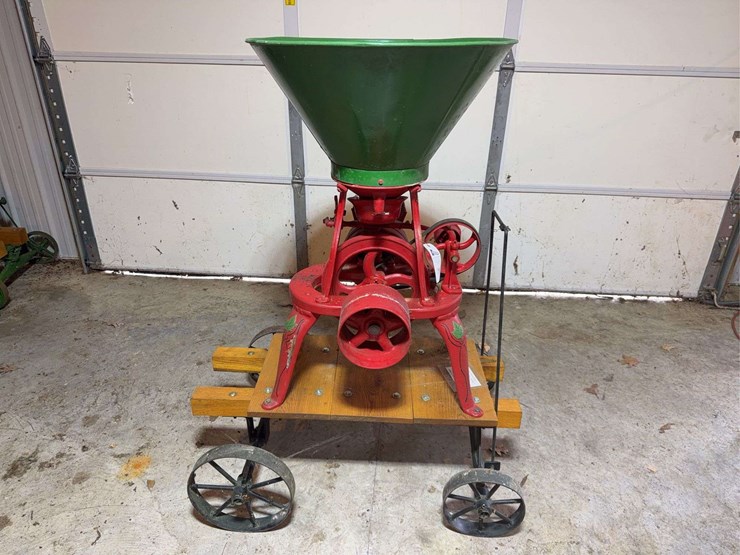 maple-leaf-jr.-grain-grinder-image-11