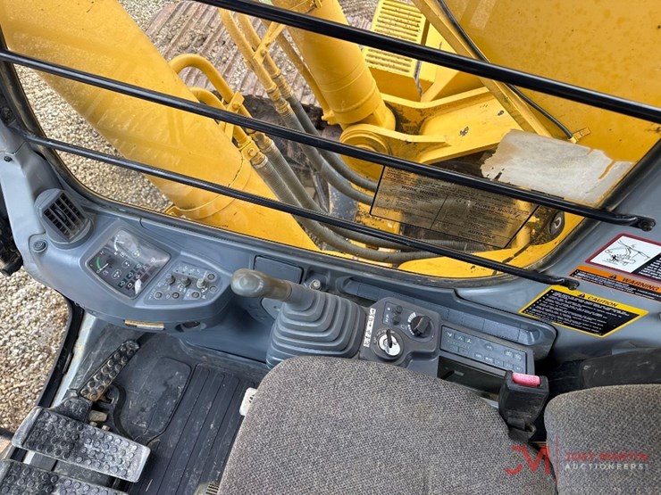 2001-deere-450-lc-image-30