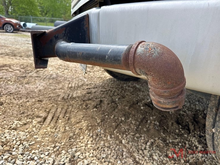 2001-freightliner-fl70-image-8