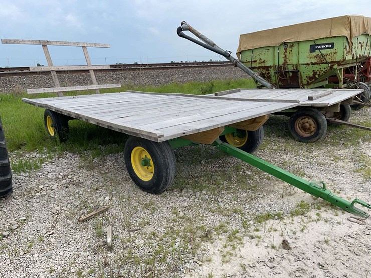 john-deere-1065-hay-rack-wagon,-10-ton-running-gear-image-1
