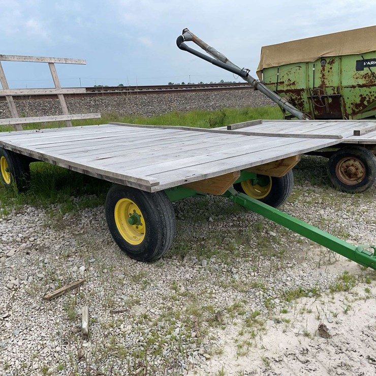 John Deere 1065 hay rack wagon, 10 ton running gear