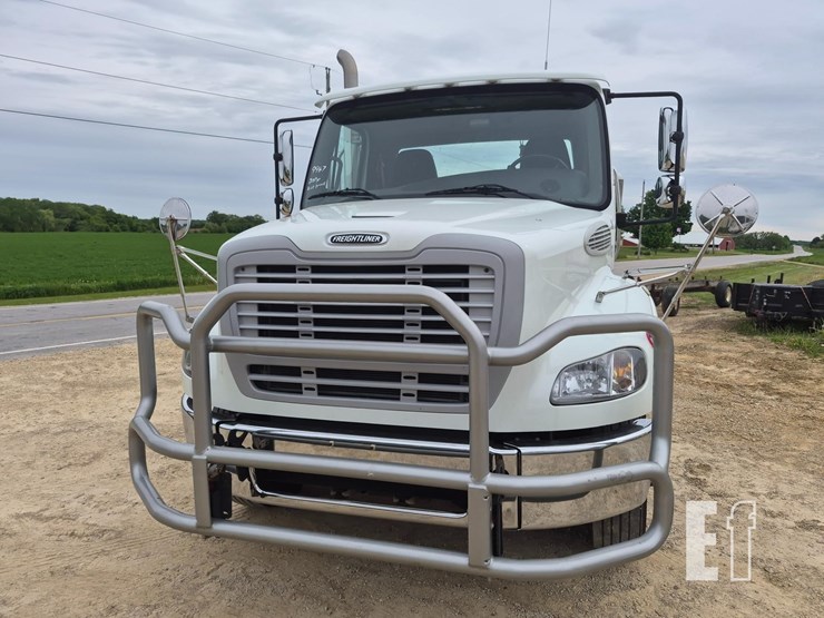 2018-freightliner-business-class-m2-112-image-3