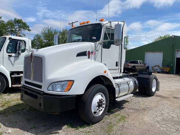 2014-kenworth-t400-single-axle-day-cab-semi-tractor-image-1