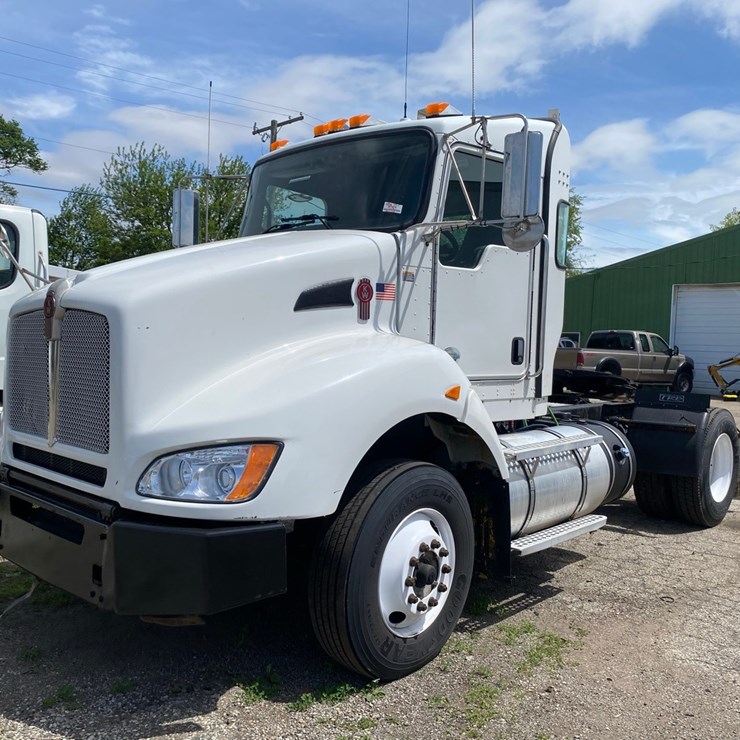 2014 Kenworth T400 Single axle Day Cab Semi Tractor