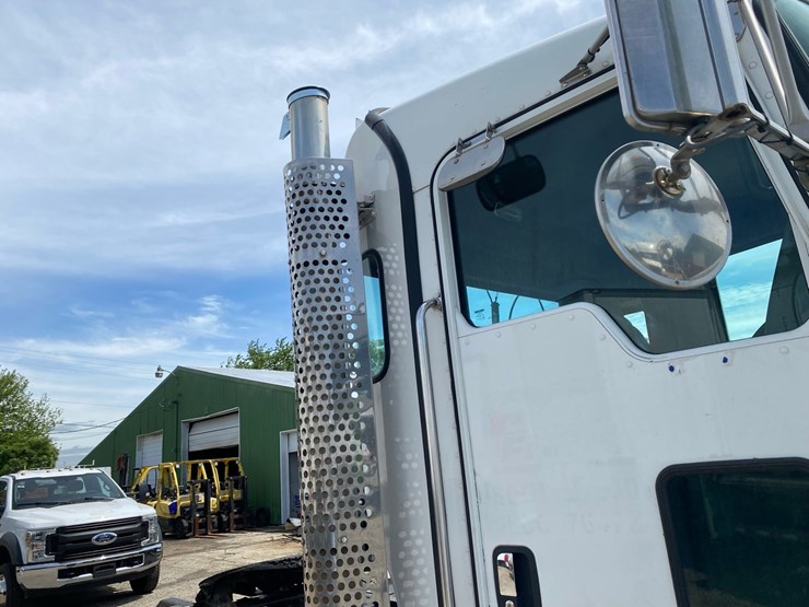 2014-kenworth-t400-single-axle-day-cab-semi-tractor-image-22