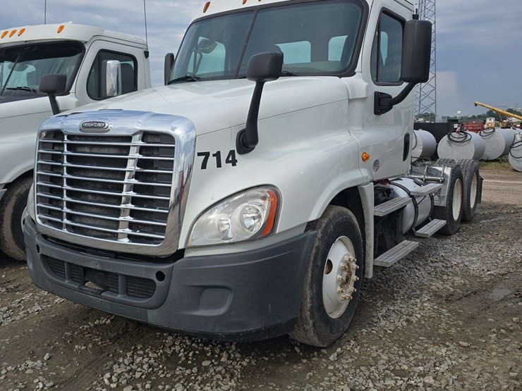 2015-freightliner-cascadia-125-image-1