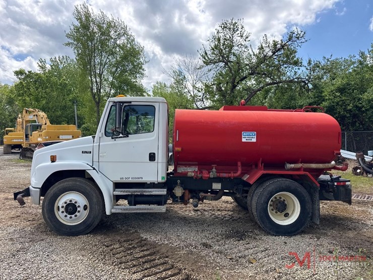 2001-freightliner-fl70-image-5