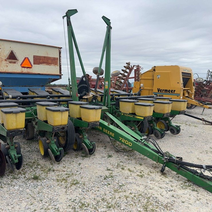 JOHN DEERE 7200