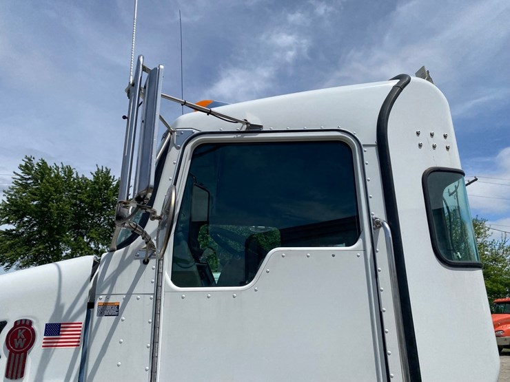 2014-kenworth-t400-single-axle-day-cab-semi-tractor-image-13