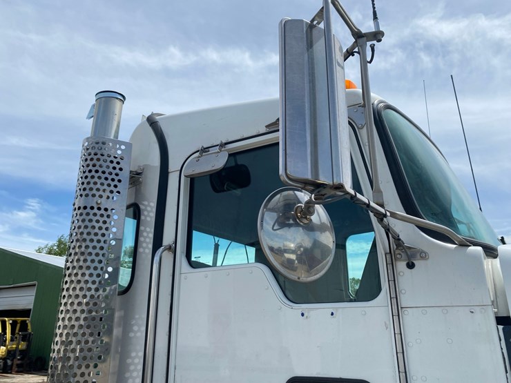 2014-kenworth-t400-single-axle-day-cab-semi-tractor-image-21