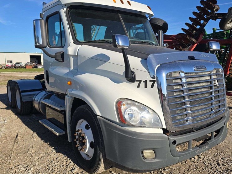 2014-freightliner-cascadia-125-image-3