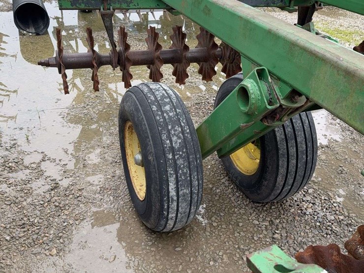 john-deere-335-image-8