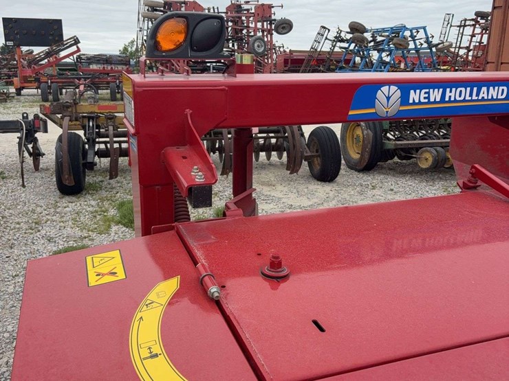 2022-new-holland-210-image-6